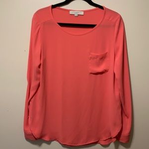 Sleeves can be tied & buttoned up .